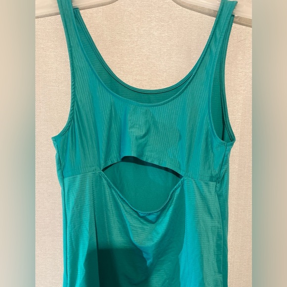 Woman’s Loose-Fitting Open-Back Sporty Tank Top - Picture 3 of 6